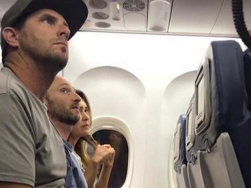 Famiglia cacciata dall'aereo con il bimbo di 2 anni, bufera sulla Delta Airlines