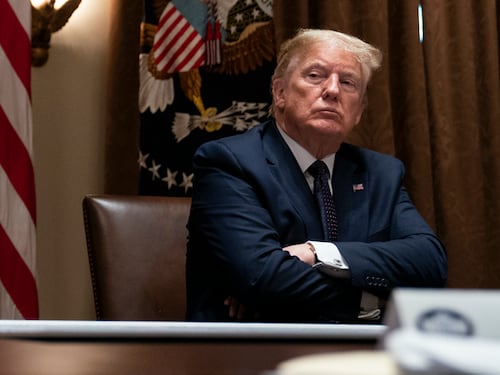 "Trump pronto ad ammettere la sconfitta", i consiglieri lo spingono alla resa: Biden ha vinto