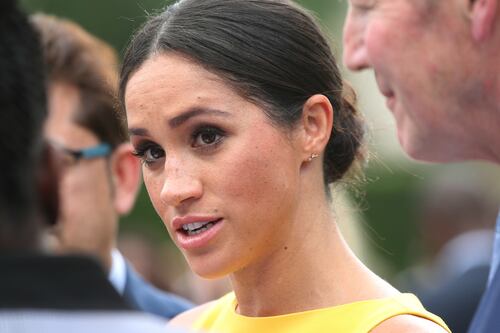 Meghan, titoli a rischio. E Hillary Clinton la difende