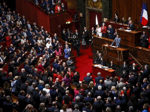 Francia, l'aborto entra in Costituzione. Macron: "Messaggio universale"