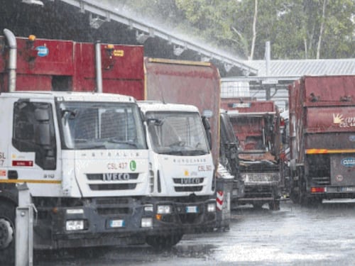 Roma è invasa dai rifiuti: metà flotta dell’Ama è fuori uso, sporcizia ovunque