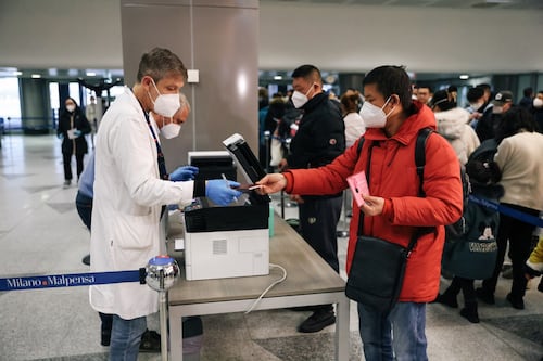 Covid, ira di Pechino contro i tamponi in aeroporto: "Vogliono sabotarci"