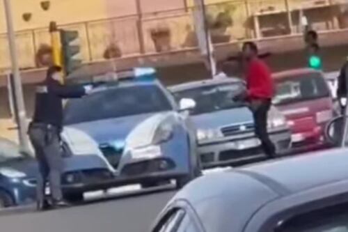 Cassia, crea il panico con la pistola giocattolo: fermato con il taser (video)