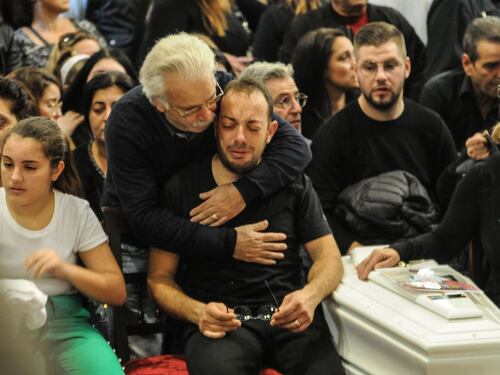 I proprietari della villa condannati per abusivismo. Dolore e rabbia ai funerali