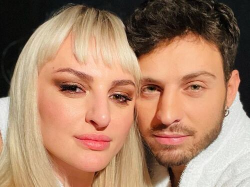 Ballando con le stelle, Arisa e la foto in accappatoio con Vito Coppola: il dettaglio hot dietro le quinte
