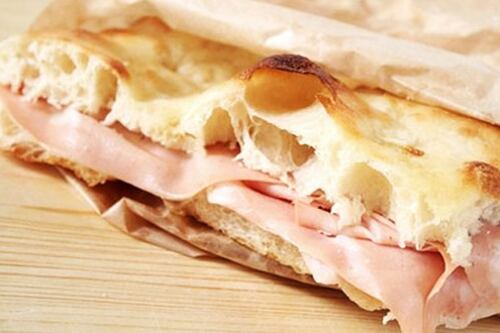Un comitato per difendere la pizza bianca romana