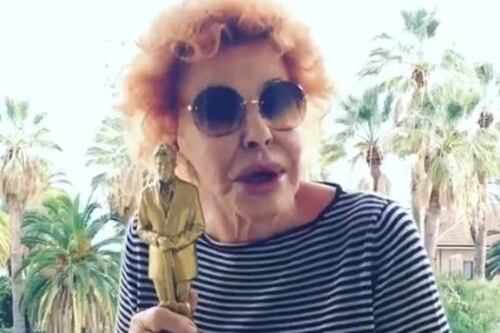 Sanremo 2018, Ornella Vanoni riceve il Baglioni d'oro: "La vecchietta sa ancora cantare"