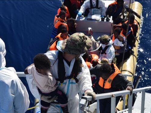 Ong italiana soccorre i migranti in mare. Il Viminale: "Basta alle azioni illegali"