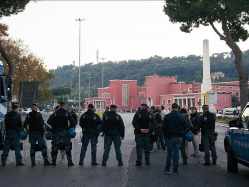 Salvini: pattuglioni di polizia sui treni. Club pagheranno per sicurezza negli stadi