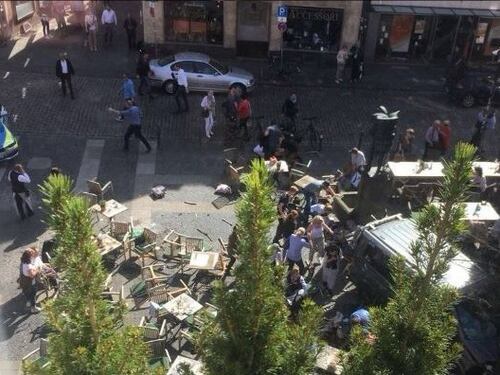 Terrore in Germania, furgone piomba sulla folla: 3 morti