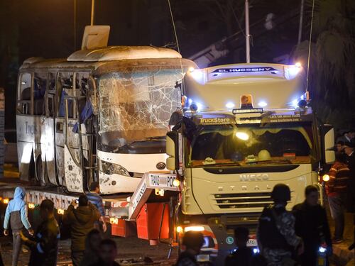 Bomba contro il pullman di turisti, terrore alle Piramidi di Giza