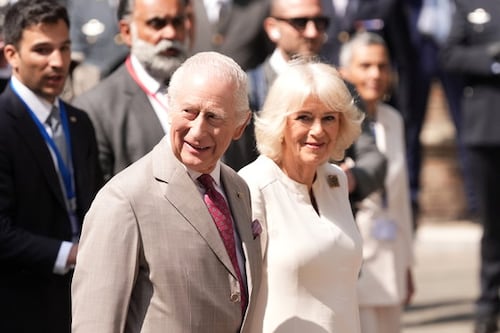 Re Carlo a cuore aperto con i pazienti oncologici: "Cancro scoraggiante e fa paura"