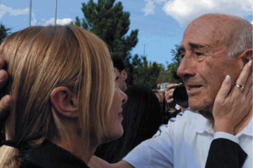 Fango sulla foto di Meloni con l’anziano di Amatrice. Il figlio: "Morti due suoi nipoti"