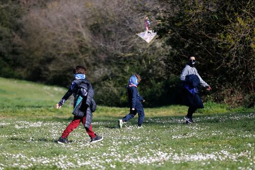 Coronavirus, il Viminale: "Un solo genitore può passeggiare coi figli vicino casa". Ma è il caos