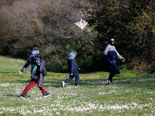 Coronavirus, il Viminale: "Un solo genitore può passeggiare coi figli vicino casa". Ma è il caos