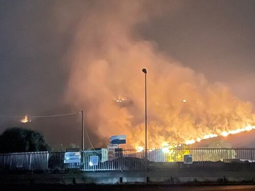Il Lazio brucia, raffica di incendi. Maxi-rogo a Ciampino: stop ai voli