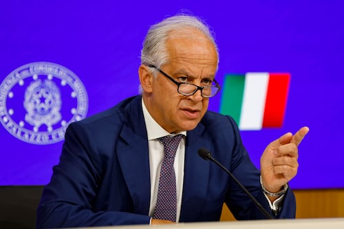 Milano, scontro Sala-Piantedosi dopo i disordini. “Pochi poliziotti”, “Sinistra radical chic”: botte da orbi