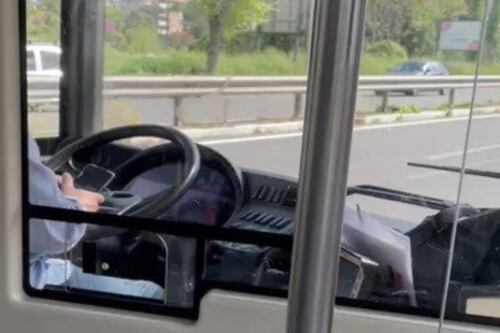 Autista Atac guarda il cellulare mentre guida l'autobus: sospeso