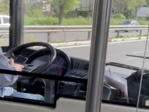 Autista Atac guarda il cellulare mentre guida l'autobus: sospeso