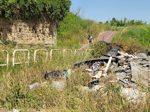 Roma, la pista ciclabile sul Tevere è un percorso tra i rifiuti