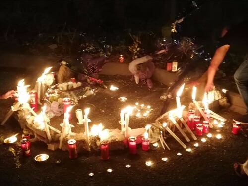 Candele e fiori davanti alla discoteca dove l'imprenditore è stato ucciso di botte a Roma