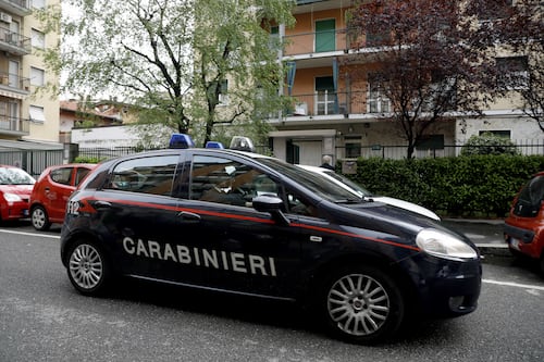 Il colpo al distributore finisce in tragedia: ladro di merendine muore dissanguato in un liceo