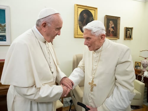 Il complotto ai danni di Papa Ratzinger: fatto fuori da massoneria, lobby e poteri forti. Ecco perché