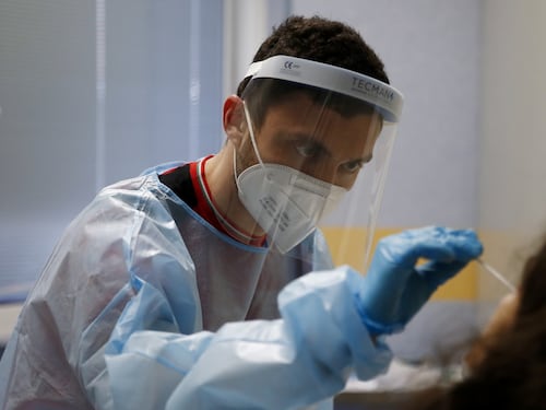 Il virologo Andrea Crisanti: "Come avevo previsto il picco del Covid è superato"