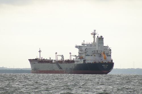 Bomba ambientale tra Malta e Lampedusa: si inclina la petroliera russa alla deriva