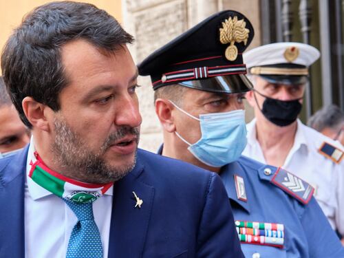 Bastona gli italiani e regala soldi ai clandestini. Salvini smaschera le bugie di Conte