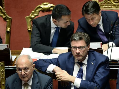 I mercati non danno la fiducia al governo: spread a 250, Borsa giù
