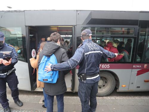 Roma, l'Atac 'riallarga' gli autobus per evitare assembramenti