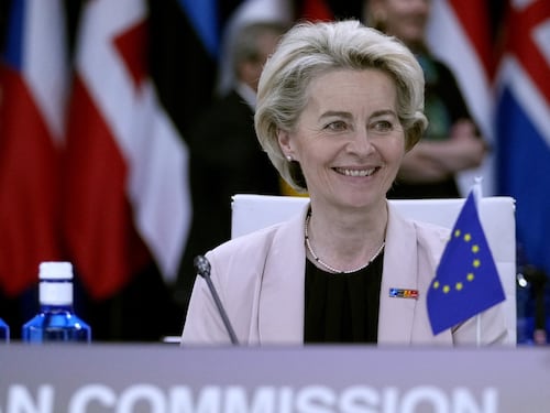 Vaccino, scomparsi i messaggi tra Ursula von der Leyen e il Ceo Pfizer. Il caso scuote l’Ue