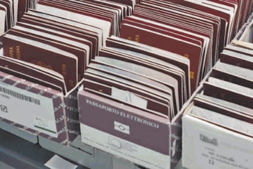 Passaportopoli si allarga. Dopo i visti in Bangladesh fari puntati su altri 16 Paesi