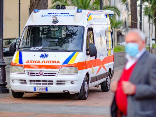 Ambulanza investe due anziani in ospedale. Poi va via dopo i soccorsi