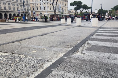A Termini tutto da rifare. Che disastro il pavé inaugurato un anno fa