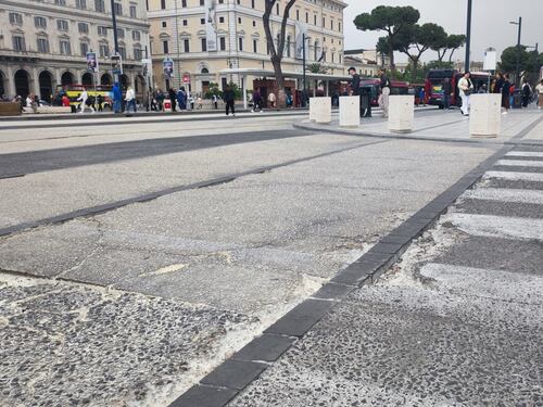 A Termini tutto da rifare. Che disastro il pavé inaugurato un anno fa