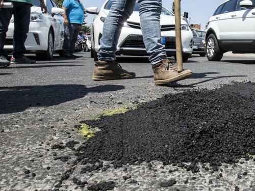 Una palata e via, a Roma buche riaperte con le piogge