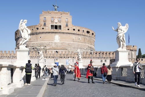 Castel Sant'Angelo, tra abusivi e centurioni quel ponte diventa un suk