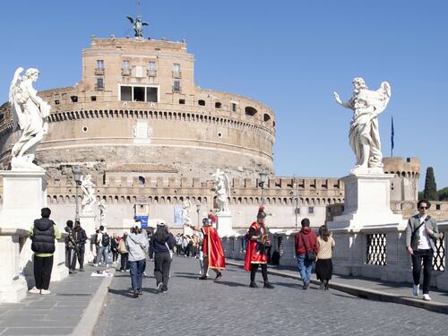 Castel Sant'Angelo, tra abusivi e centurioni quel ponte diventa un suk