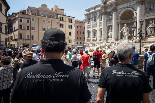 Fontana di Trevi in mano ai truffatori, i commercianti si pagano i vigilantes