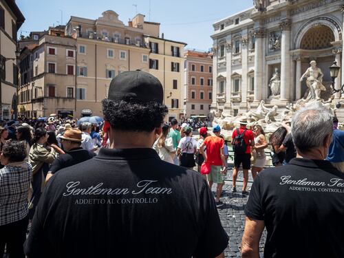 Fontana di Trevi in mano ai truffatori, i commercianti si pagano i vigilantes