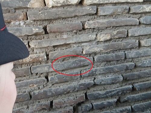 Altro sfregio al Colosseo, incide il nome con una moneta: turista francese denunciata