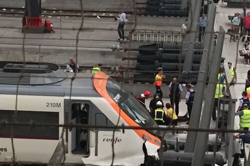 Barcellona, treno non frena e si schianta in stazione: 48 feriti