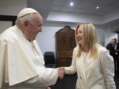 Meloni fa gli auguri a Papa Francesco: “Grazie per l’impegno per la pace”