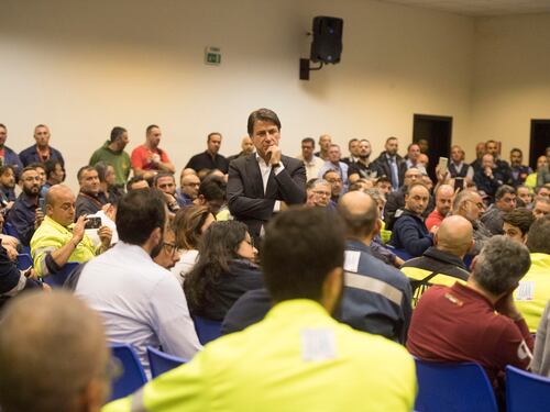 Conte nella fossa dei leoni. "Non ci rappresenti", cori e proteste