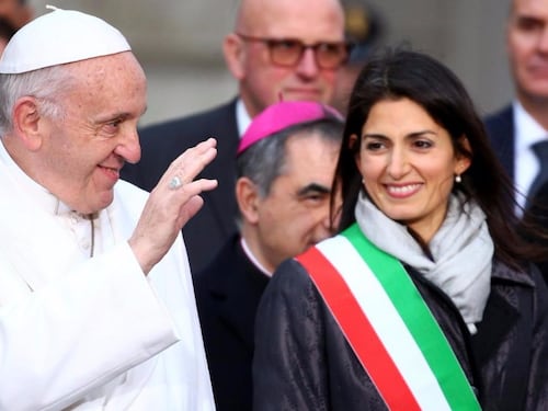 La strigliata di Papa Francesco sotto l’albero della Raggi