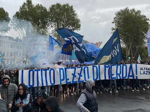 “Lotito pezzo di...”. Esplode la rabbia dei tifosi della Lazio per il caro biglietti