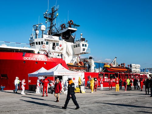 Ocean Viking, la nave ong sbarca con i migranti a Salerno