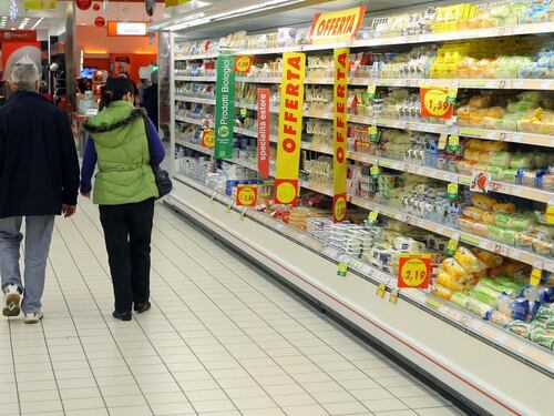 Inflazione, prezzi alle stelle. Aumenta la spesa per cibo e benzina